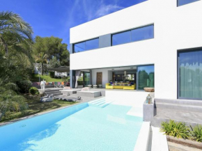 Holiday home with manicured gardens